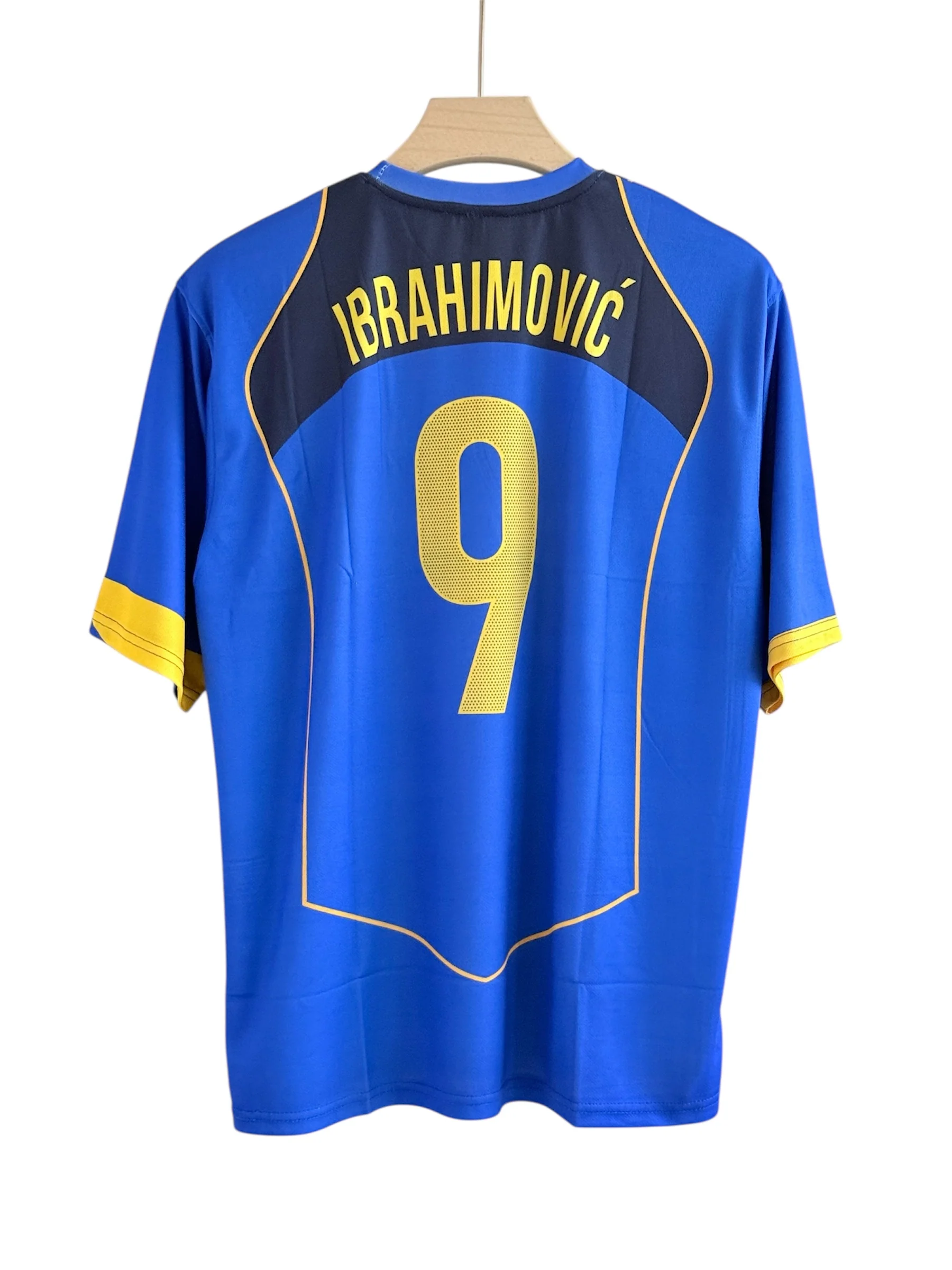 Ibrahimovic-09 Juventus Away 2004/05 Five sleeve - Image 2
